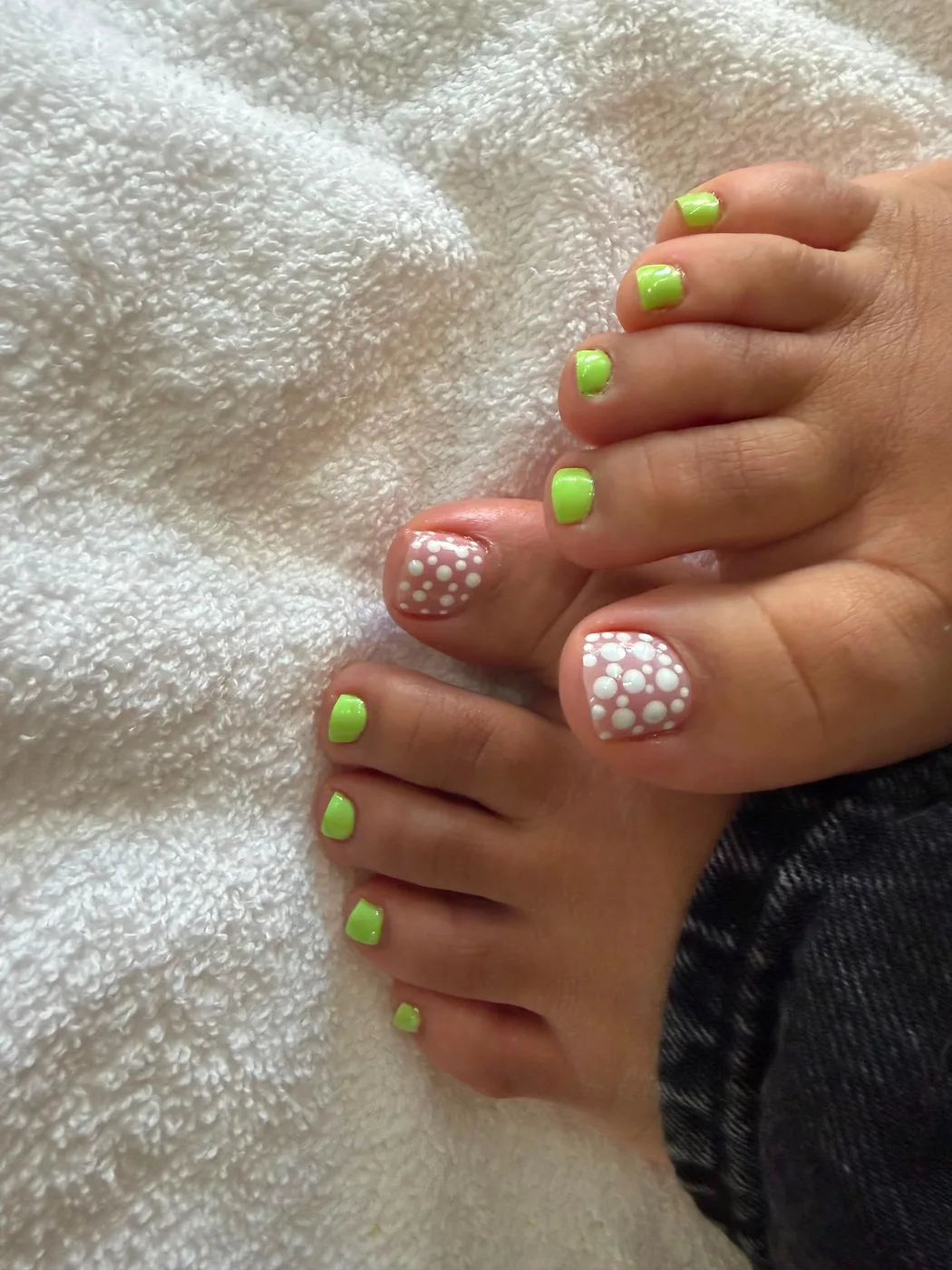 Green pedicure with white dot nail art by Alura Beauté